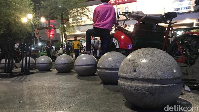 Hiasan batu bulat di Jalan Malioboro Jogja. Foto diambil Senin (31/10/2022).