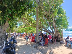 Hingga saat ini sudah ada 175 pedagang dari total 204 pedagang pasar seni yang telah direlokasi di lokasi sementara tepatnya di dekat Hotel Bali Anggrek Murni, Kuta, Badung. Foto: Triwidiyanti