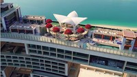 Rooftopnya bernama Cloud 22, tamu bisa berpesta ria sepanjang hari di sini.(Atlantis The Royal)