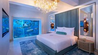 Hotel ini juga punya tipe kamar underwater. Tentu saja sangat mewah dan punya pemandangan luar biasa. (Atlantis The Royal)