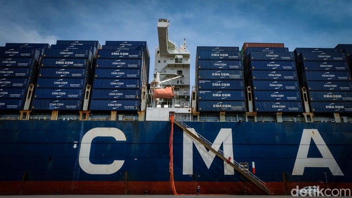 CMA CGM Group dan PT Pelindo (Persero) menerima kapal CMA CGM Alexander Von Humboldt di JICT, Jakarta. Ini adalah kapal kontainer terbesar yang bersandar di Indonesia.