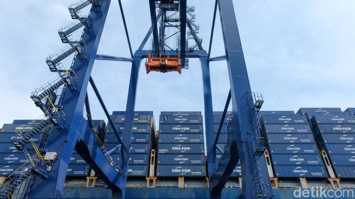 CMA CGM Group dan PT Pelindo (Persero) menerima kapal CMA CGM Alexander Von Humboldt di JICT, Jakarta. Ini adalah kapal kontainer terbesar yang bersandar di Indonesia.