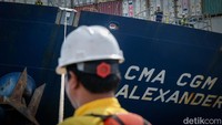 Layanan JAX mengirimkan produk lokal dan produk manufaktur seperti kertas, karet, garmen, alas kaki, dan barang elektronik dari Indonesia ke Amerika Utara setiap minggunya.