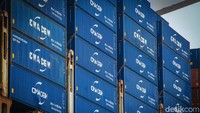 Kapal CMA CGM Alexander Von Humboldt tengah mengangkut peti kemas.