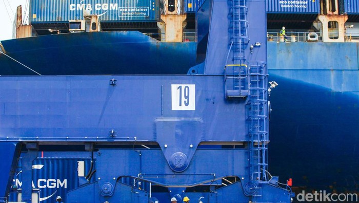 Ini Wujud Kapal Kontainer Terbesar yang Sandar di Pelabuhan Indonesia CMA CGM Group dan PT Pelindo (Persero) menerima kapal CMA CGM Alexander Von Humboldt di JICT, Jakarta. Ini adalah kapal kontainer terbesar yang bersandar di Indonesia.