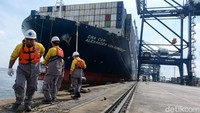 Kapal kontainer CMA CGM Alexander Von Humboldt bersandar di Jakarta International Container Terminal (JICT), Jakarta Utara, Senin (31/10/2022). Alexander Von Humboldt adalah kapal kontainer terbesar yang bersandar di pelabuhan Indonesia.