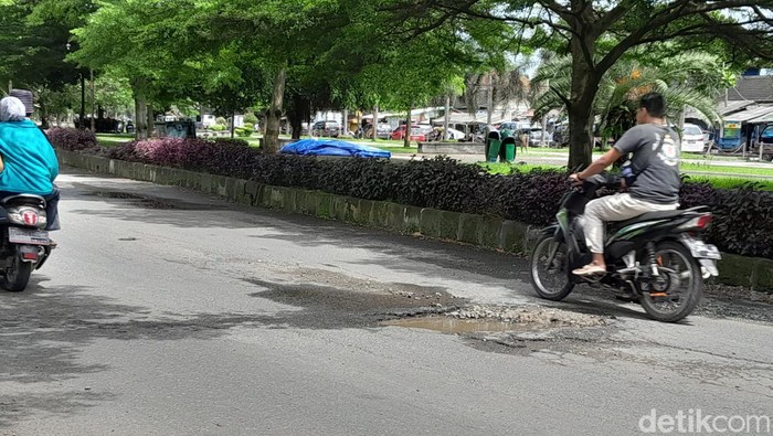 Jalan berlubang di Pangandaran