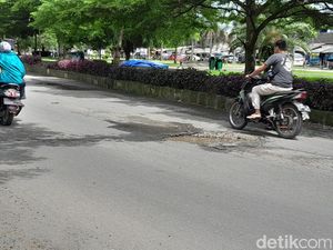Waspada! Jalan Nasional di Pangandaran Berlubang