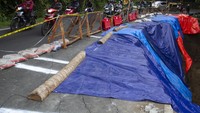 Jalan utama penghubung Kota Yogyakarta dan Kabupaten Gunungkidul itu longsor dan menghancurkan separuh jalan yang diakibatkan oleh tingginya curah hujan beberapa pekan ini.