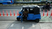 Jalur itu digunakan untuk ngetem sejumlah sopir bajaj.