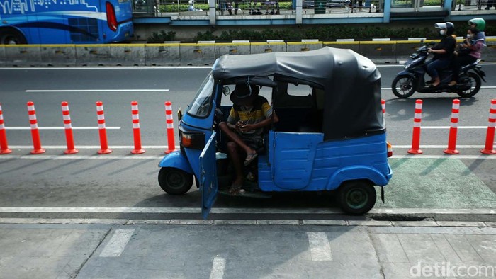 Jalur Sepeda Peninggalan Anies Jadi Tempat Ngetem Bajaj Jalur sepeda di jalan Salemba Raya, Jakarta, dijadikan tempat untuk mengetem bajaj, Senin (31/10/2022).