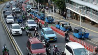 Deretan bajaj ngetem untuk menunggu penumpang. 