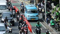 Tak hanya bajaj, sejumlah angkot juga menjadikan jalur itu untuk melintas.