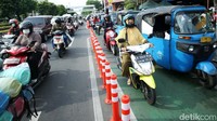 Selain digunakan ngetem, jalur itu juga dilintasi kendaraan bermotor.