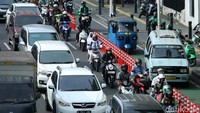 Sebagian dari mereka menggunakan jalur sepeda untuk mempersingkat waktu.