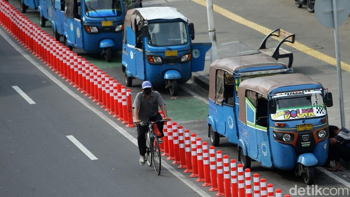 Jalur sepeda di jalan Salemba Raya, Jakarta, dijadikan tempat untuk mengetem bajaj, Senin (31/10/2022).