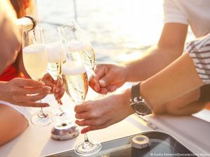 Jasa Sewa Pacar, Upaya Kesepian Kaum Urban Meredam Tuntutan Sosial