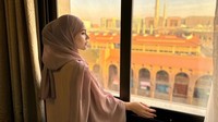 Shakilla Kaif tak muluk-muluk dalam berdoa di depan Kabah yakni hanya minta ampunan dan bisa lebih baik lagi dari segi ibadah. (Foto: dok pribadi)