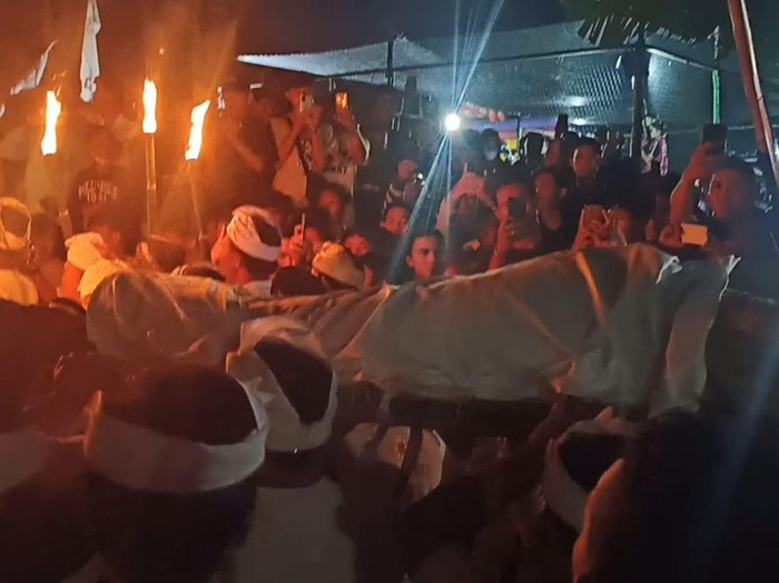 Jumlah watangan 108 dianggap memiliki filosofi. Angka satu bermakna tunggal yang menandakan keesaan Tuhan. Angka nol bermakna kosong atau dalam ajaran Hindu kekosongan itu adalah sunia atau acintya. Sementara angka delapan bermakna kontinyuitas yang menyiratkan kehidupan yang terus berlanjut.

Secara numerologi, penjumlahan terhadap angka tersebut adalah sembilan. Dalam matematika, angka sembilan merupakan bilangan tertinggi. Sementara dalam ajaran Hindu, sembilan atau sanga, mewakili sembilan arah mata angin yang terangkum ke dalam Nawa Sanga.