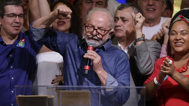 Kandidat Luiz Inácio Lula Da Silva berbicara setelah terpilih sebagai presiden Brasil atas petahana Bolsonaro dengan selisih tipis pada putaran kedua di Intercontinental Hotel pada 30 Oktober 2022 di Sao Paulo, Brasil. (Getty Images/Alexandre Schneider)
