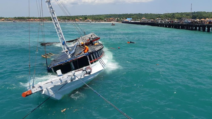kapal mengangkut puluhan penumpang tenggelam di sumenep