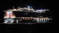MSC World Europa berlayar ke Qatar, di mana kapal ini akan berfungsi sebagai hotel terapung selama Piala Dunia FIFA Qatar 2022. (Sebastien Salom-Gomis/AFP/Getty Images)  