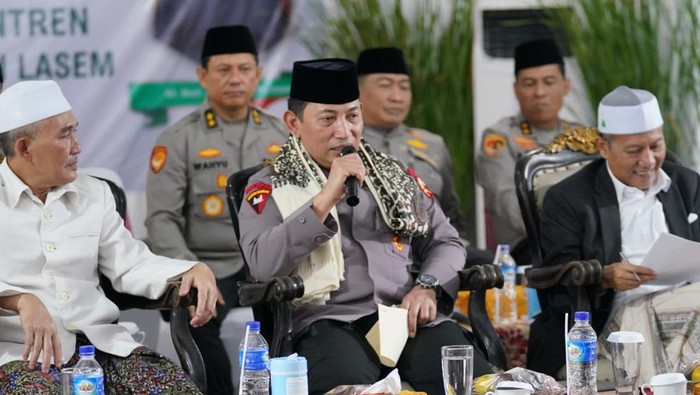 Kapolri Jenderal Listyo Sigit Prabowo bersilaturahmi dengan beberapa ulama dan tokoh agama di Jawa Tengah.