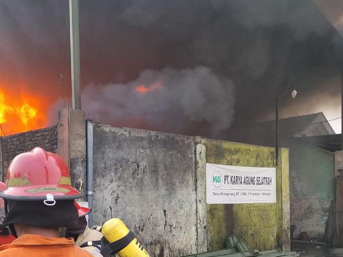 Kebakaran pabrik tiner di Prambon, Sidoarjo