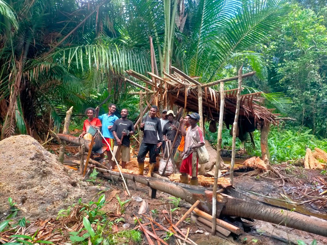 Kegiatan masyarakat Desa Klayas sebelumnya mencari sagu di hutan dan mengolah dengan air kubangan. (Dok: Pertamina Kilang Internasional)