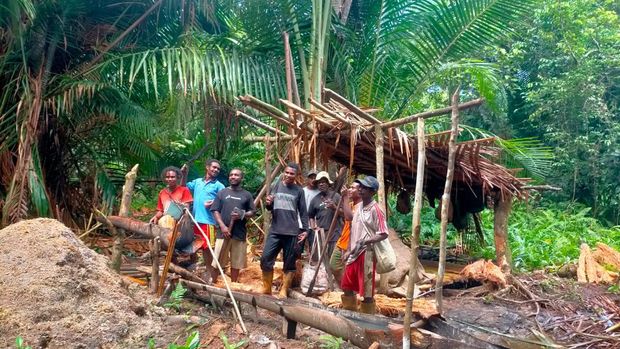 Kegiatan masyarakat Desa Klayas sebelumnya mencari sagu di hutan dan mengolah dengan air kubangan. (Dok: Pertamina Kilang Internasional)