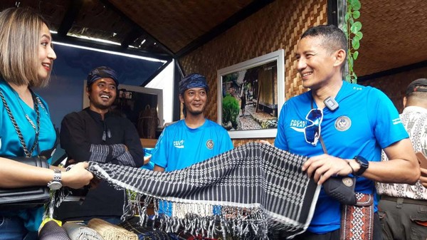 EVP Corporate Communication & Social Responsibility, Hera F. Haryn, Deputi Bidang Pengembangan Destinasi dan Infrastruktur Kemenparekraf, Vinsensius Jemadu, berbincang dengan Menteri Pariwisata dan Ekonomi Kreatif, Sandiaga Salahuddin serta Direktur Tata Kelola Destinasi dan Pariwisata Berkelanjutan Kemenparekraf, Indra Ni Tua dalam acara Pameran ADWI 2022 di Jakarta, Minggu (30/10). EVP Corporate Communication & Social Responsibility, Hera F. Haryn, Deputi Bidang Pengembangan Destinasi dan Infrastruktur Kemenparekraf, Vinsensius Jemadu, berbincang dengan Menteri Pariwisata dan Ekonomi Kreatif, Sandiaga Salahuddin serta Direktur Tata Kelola Destinasi dan Pariwisata Berkelanjutan Kemenparekraf, Indra Ni Tua dalam acara Pameran ADWI 2022 di Jakarta, Minggu (30/10).