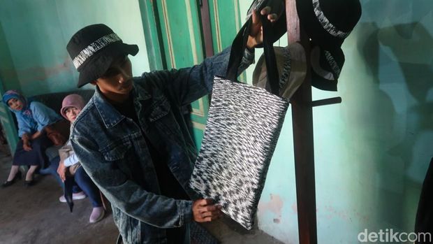 Kerajinan tenun berbahan sampah di Bantul, Senin (31/10/2022).