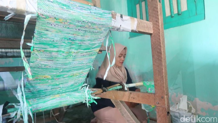 Kerajinan tenun berbahan sampah di Bantul, Senin (31/10/2022).