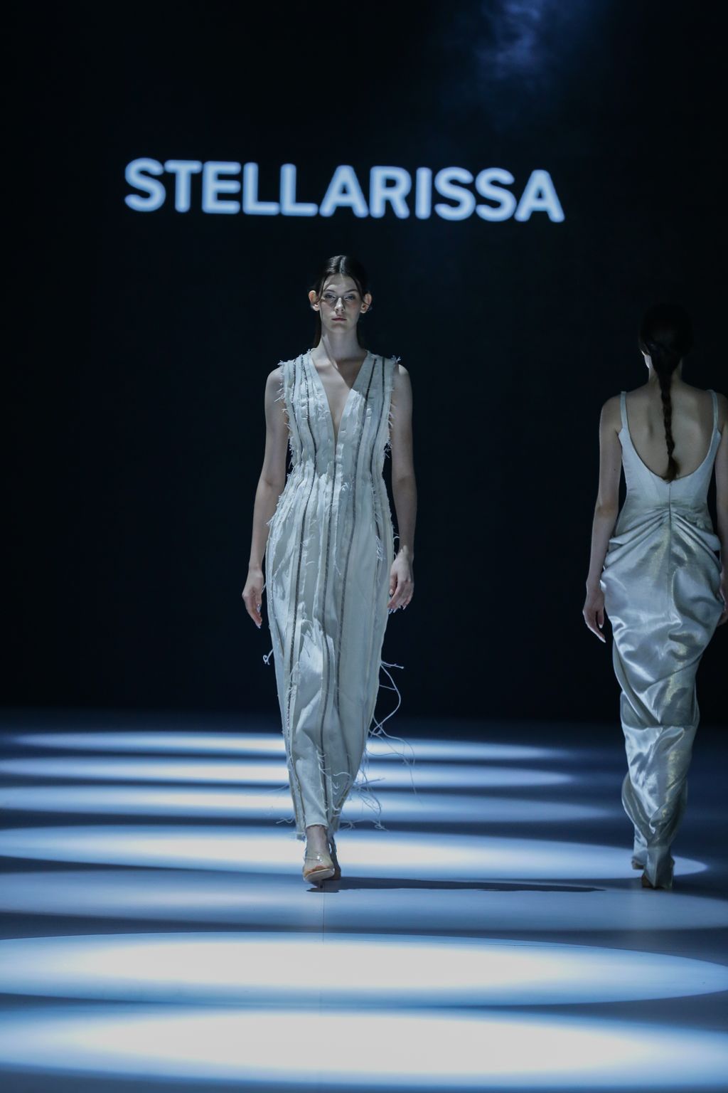 Koleksi Dewi Fashion Knight 2022 di JFW 2022 Fashion Couture OCTOBER 30: A model walks the runway of Dewi Fashion Knights 'Future Couture' - Couture Designers featuring Stella Rissa during Jakarta Fashion Week 2023 in City Hall β Pondok Indah Mall 3, Jakarta.