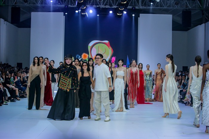 Kemeriahan peragaan Dewi Fashion Knights 2022 yang bertema Fashion Couture. Peragaan ini sekaligus menjadi peragaan penutup JFW 2023. (Foto: Dok. Jakarta Fashion Week)