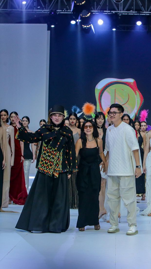 OCTOBER 30: A model walks the runway of Dewi Fashion Knights 'Future Couture' - Couture Designers featuring Stella Rissa during Jakarta Fashion Week 2023 in City Hall – Pondok Indah Mall 3, Jakarta.