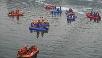 Otoritas India menyebut jembatan itu ambruk karena tidak bisa menahan beban dari kerumunan orang yang ada di atasnya, saat musim festival Hindu menarik datangnya ratusan orang ke jembatan yang juga menjadi objek wisata itu.  