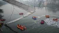 Seperti dilansir Associated Press, Senin (31/10/2022), para pejabat setempat melaporkan bahwa ratusan orang yang ada di atas jembatan terjatuh ke dalam sungai saat insiden terjadi pada Minggu (30/10) malam waktu setempat.  