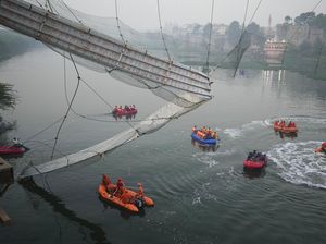 Video: Tragedi Jembatan Roboh di India, 132 Orang Tewas!