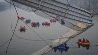 Korban tewas akibat ambruknya sebuah jembatan gantung di Gujarat, India, telah bertambah menjadi sedikitnya 132 orang.   