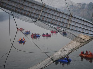Ada 400 Orang di Jembatan Roboh India, Pencarian Diintensifkan