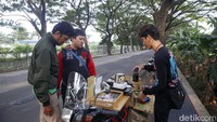 Untuk hari Senin hingga Sabtu, Kopi Motoran mulai buka pada pukul 15.00 WIB.