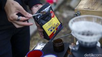 Kendala yang dihadapi Kopi Motoran adalah cuaca, ketika hujan datang ia terpaksa harus menutup lapaknya.