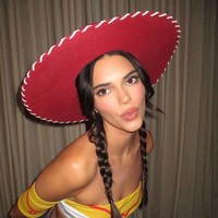 Kendall JennerTidak diragukan lagi bahwa Kendall Jenner adalah salah satu supermodel. Tapi banyak orang tidak beranggapan jika kakak Kylie Jenner ini bisa sampai pada titik tersebut bukan karena usahanya sendiri. Kendall sendiri mengaku bekerja keras untuk menepis anggapan tersebut.  Foto: Instagram Kendall Jenner