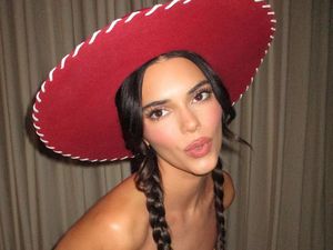 Kendall Jenner Jadi Koboi di Toy Story, Dikritik karena Seksi Pamer Bokong