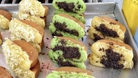 Pukis yang ada di kawasan Jajanan PSB, Kelapa Gading, Jakarta Utara ini juga terkenal. Ada varian original maupun pandan dengan topping cokelat meisjes dan keju parut. Harganya hanya Rp 1.000 saja per buah. Foto: Instagram @ngunyahberdua