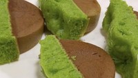 Pukis Indorasa 92 di kawasan Grogol, Jakarta Barat patut dicoba. Aroma harum pukis langsung tercium ketika di depan gerobaknya. Ada pukis original, keju, pandan, dan cokelat. Harganya Rp 2.500 per buahnya. Foto: Instagram/TikTok/iStock