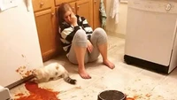 Lelah memasak seharian, wanita ini menangis setelah melihat kejadian di dapurnya. Ditinggal dalam waktu yang singkat, sepanci sup tomat buatannya hancur lebur ditumpahkan oleh kucingnya. Foto: Instagram/cursed.aesthetic