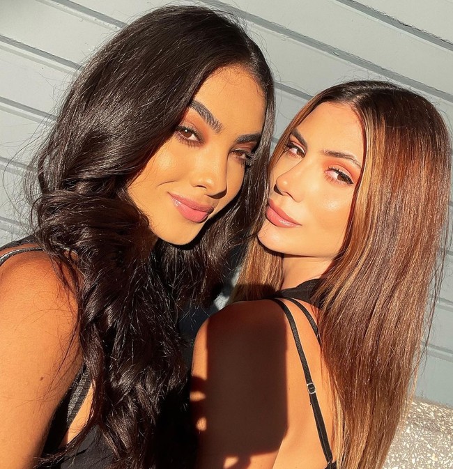 Miss Grand Puerto Rico 2020 Fabiola Valentin dan Miss Grand Argentina 2020 Mariana Varela baru-baru ini mengunggah video yang bikin heboh. Menampilkan kemesraan, mereka akhirnya mengaku punya hubungan spesial sekaligus mengumumkan pertunangan. Foto: Instagram @marianajvarela