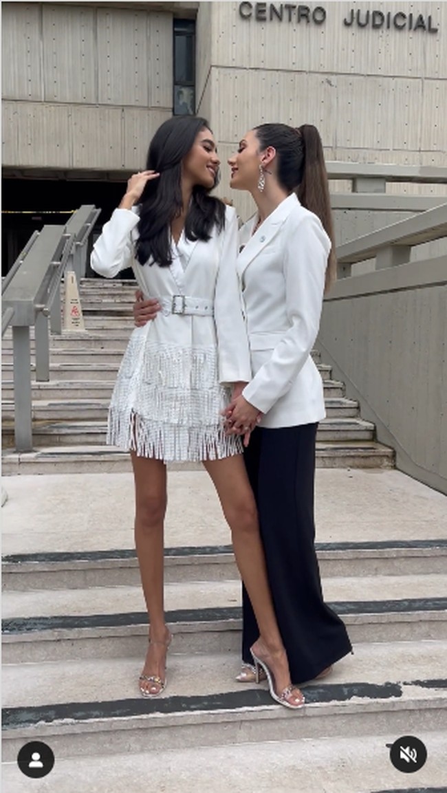 Dalam video keduanya terlihat sama-sama mengenakan busana putih dengan siluet blazer yang terlihat formal. Tampaknya mereka telah mendaftarkan pernikahan kemudian menggelar pesta kecil dengan orang-orang terdekat.Foto: Instagram @marianajvarela